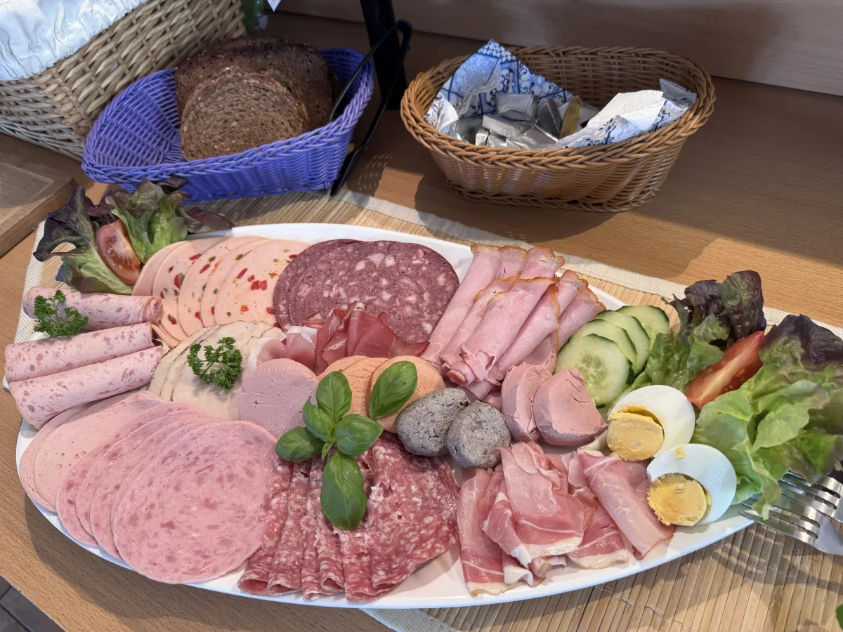 Aufschnittplatte mit Wurst, Schinken und Ei am Frühstücksbuffet