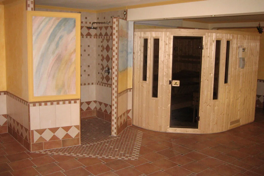 Sauna mit Holzkabine im Wellnessbereich